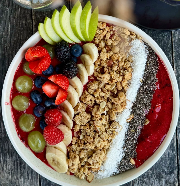 Açaí-Bowl mit Granola, Beeren, Banane und Apfel