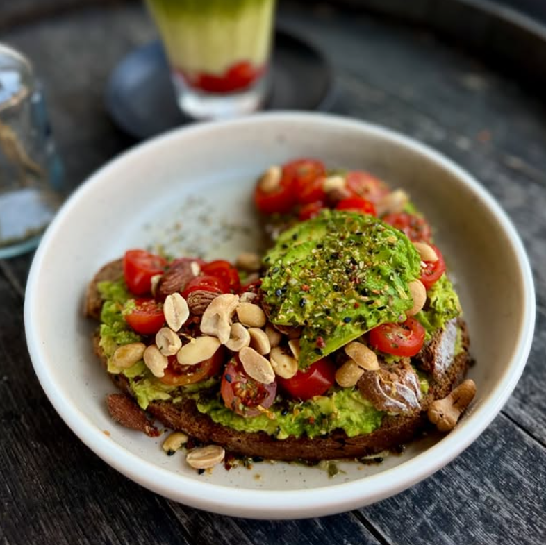 Avocado-Stulle mit Kirschtomaten und Erdnüssen