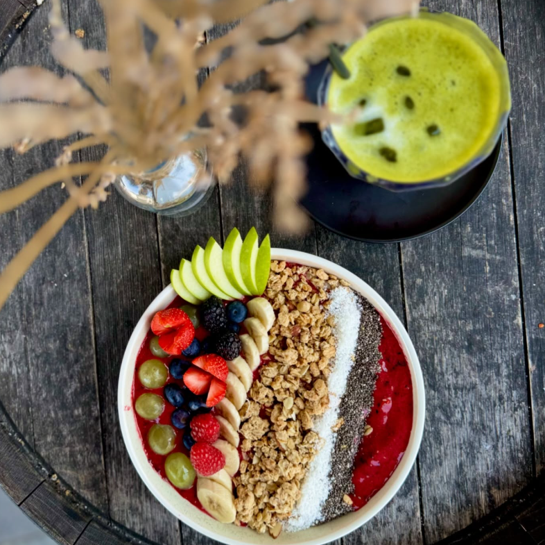 Smoothie-Bowl und Matcha Latte